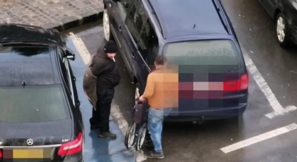 „Minune dumnezeiască”. Un bărbat în scaun cu rotile a fost filmat în timp ce s-a ridicat de pe acesta și s-a urcat într-o mașină